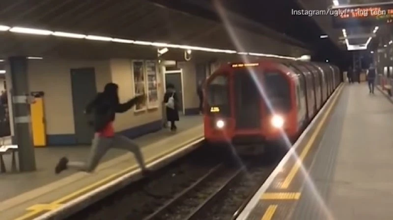 Παιχνίδι θανάτου: Πηδά στην απέναντι αποβάθρα την ώρα που έρχεται ο συρμός (βίντεο)